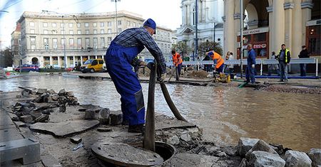 Plac Zbawiciela zamienił się w bajoro