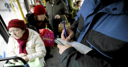 "Kanar chwycił moją córkę za ramię i wypchnął ją z tramwaju". Czy kontroler ZTM przekroczył swoje uprawnienia?
