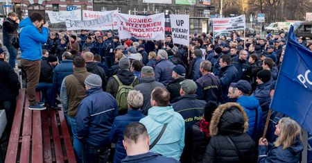 W kilkunastu miastach Polski protestują listonosze