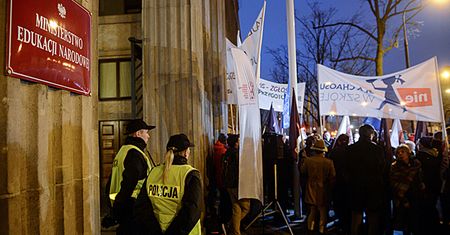 Przed siedzibą MEN pikieta przeciw reformie edukacji