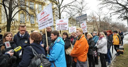 Żony górników protestowały przed kancelarią premiera. Beata Szydło nie spotkała się z kobietami