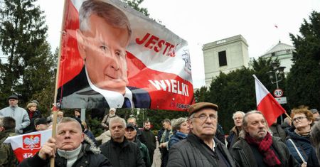 Manifestacja poparcia dla rządu przed Sejmem: jeden z jej uczestników zaatakował posła PO