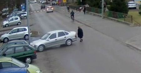 Groźny wypadek w Łukowie. Kobieta cofała autem i potrąciła 92-latkę