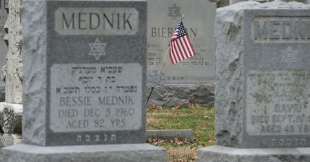 Muzułmanie i żydzi w USA remontują zdewastowany cmentarz. Połączył ich strach o przyszłość