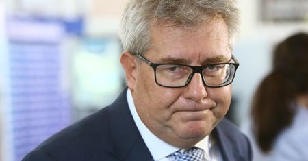 Czarnecki: sytuacja, w której flaga UE zasłania krzyż to żenada