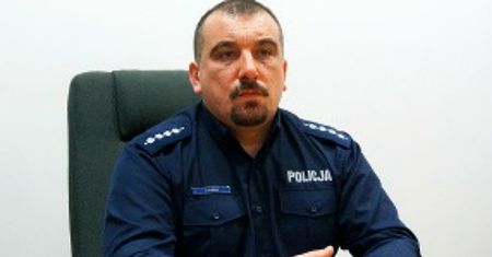 Pijany i nagi komendant wpadł do basenu, w którym bawiły się dzieci. "Może zostać wydalony ze służby"