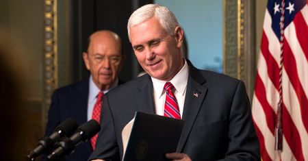 Wiceprezydent USA Mike Pence odrzuca oskarżenia o hipokryzję