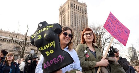 "Aborcja na żądanie bez przepraszania". XVIII Manifa przeszła ulicami Warszawy