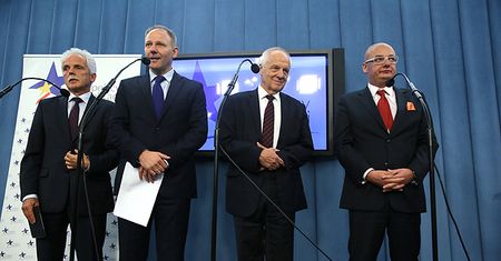 Powstała nowa partia: Unia Europejskich Demokratów. W jej składzie Jacek Protasiewicz, Michał Kamiński i Stefan Niesiołowski