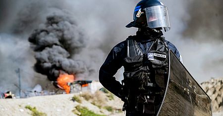 Po podpaleniach i likwidacji obozu migranci próbują wrócić do "dżungli" pod Calais