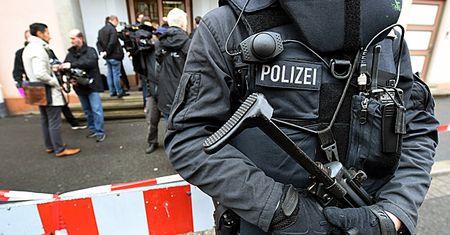 Wyjęła nóż i zaatakowała policjanta. Nastoletnia terrorystka przed sądem