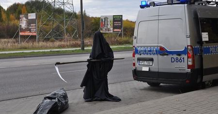Kierowcy wstrząśnięci. Przy ciele ofiary wypadku nachylała się śmierć