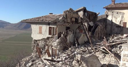 Masowa ewakuacja ludności po trzęsieniu ziemi do hoteli nad morzem