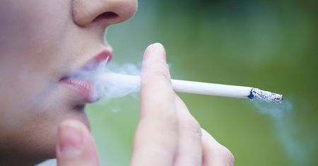 Uzależnieni od dymu. Co roku z powodu palenia papierosów umiera 67 tys. Polaków