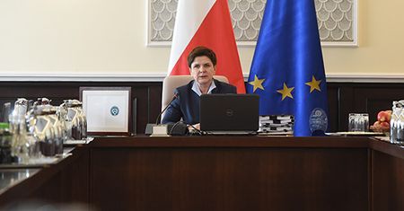 Beata Szydło podsumowała rok rządów. "Rząd służy przede wszystkim Polakom"