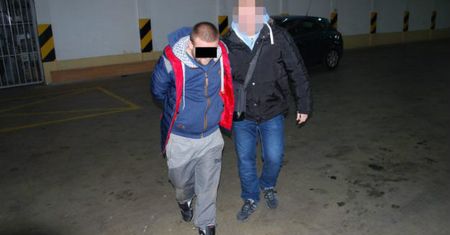 "Tajna akcja policji". 27-latek podszywał się pod policjanta, okradł dwie starsze kobiety. Wpadł, kierując ruchem na skrzyżowaniu