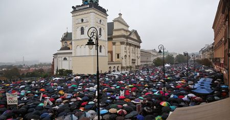 "Czarny poniedziałek". Na manifestacji w Warszawie - ok. 30 tys. osób