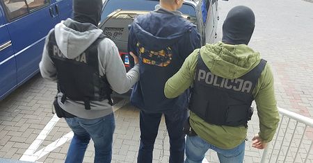 W kajdankach i klapkach uciekł z prokuratury. 26-latek wpadł w warsztacie samochodowym