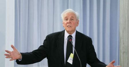 Dr Paul Cameron, krytyk homoseksualizmu w Sejmie. Przed budynkiem pikieta przeciwko homofobii