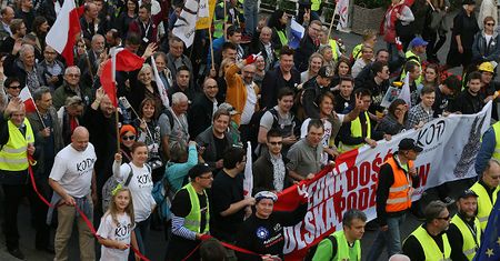 Protest ws. materiału "Wiadomości" TVP o marszu KOD. Grabiec: to skandaliczna manipulacja, sprzeczna z zasadami rzetelności dziennikarskiej