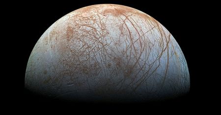 NASA: na Europie zaobserwowano gejzery pary wodnej