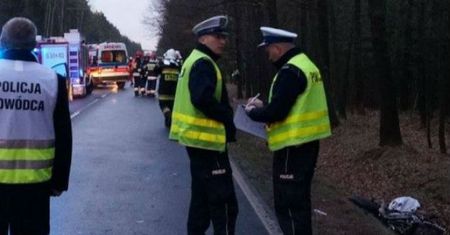 Wypadek koło Elbląga. Pod kołami samochodu zginął 21-latek. Są wstępne ustalenia policji