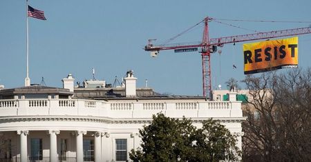 Greenpeace uderza w Donalda Trumpa. Tuż nad jego głową