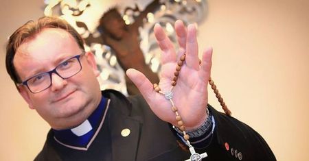 Szalik klubu na szyi i różaniec w ręku. Nowy pomysł ks. Wąsowicza: nie ważne, czy ktoś będzie widział w tym groteskę