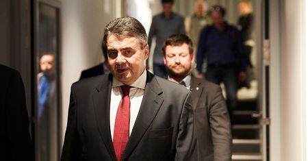 Wicekanclerz Niemiec: Merkel wykazała się naiwnością i pychą w kwestii uchodźców