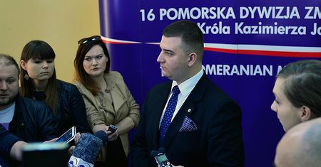 Bartłomiej Misiewicz na sygnale pojechał po burgera? MON: zdarzenie drogowe nie miało miejsca