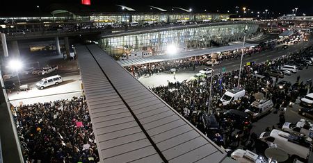 Zamieszanie na lotniskach w USA po decyzji Trumpa. Sąd w Nowym Jorku wstrzymuje wykonanie części dekretu