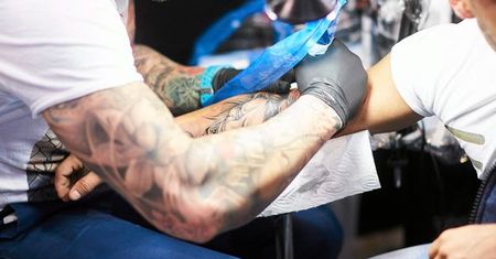 Więźniowie z wytatuowanymi symbolami narodowymi nie znają ich znaczenia. Będzie ich edukował IPN