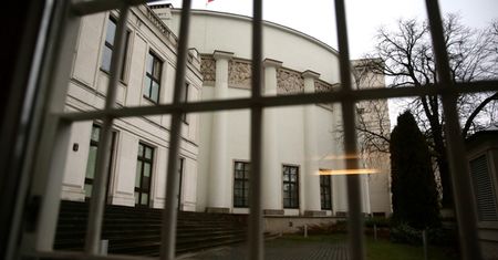 Barierki wróciły przed Sejm. Krzysztof Brejza: niespodzianka, z samego rana znów pojawił się płot