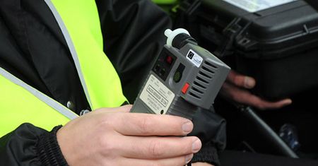 Pijany ojciec wiózł niemowlę. Wjechał w ogrodzenie
