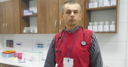"Staram się ludzi oswoić z onkologią". Rozmowa z najbardziej lubianym lekarzem w Polsce