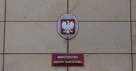 Kuriozalny wpis MON na Twitterze. "Biegał pan wówczas po pizze dla Tuska"