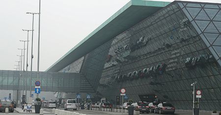 Agresywny pasażer na lotnisku w Krakowie-Balicach. Otrzymał wysoką karę grzywny