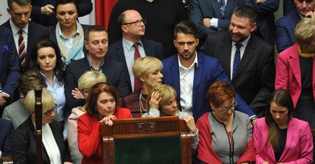 Kancelaria Sejmu: niech posłowie PO opuszczą salę plenarną do wtorku do godz. 12.