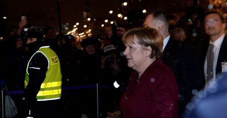 Merkel spotkała się z Kaczyńskim w Bristolu. Przed hotelem transparent "ein Kaczyński - nie"