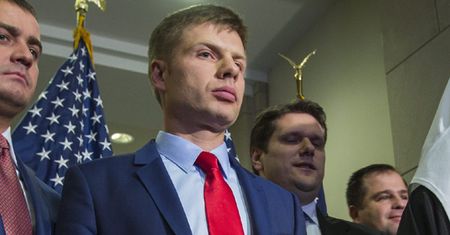 Incydent w niemieckiej ambasadzie w Kijowie. Ukraiński deputowany pomazał eksponat - fragment muru berlińskiego