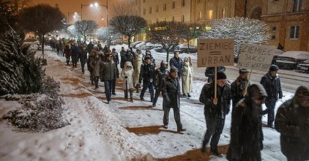 Protest w Świdniku przeciw manipulacjom w TVP. To pierwsze "spacery świdnickie" od 35 lat