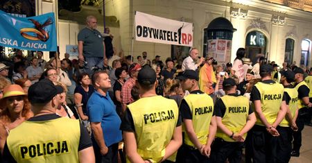 Obywatele RP przesadzili organizując kontrmanifestację w czasie miesięcznicy smoleńskiej? Czytelnicy WP zabrali głos w sprawie