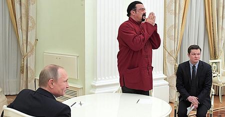 Władimir Putin wręczył na Kremlu rosyjski paszport Stevenowi Seagalowi