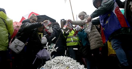 Protest nauczycieli w Warszawie. ZNP chwali się na Twitterze i pokazuje zdjęcie flagi Polski na stercie kredy i śmieci