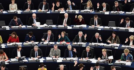 Eurodeputowani PiS zatrudniali ludzi na lewych etatach? Będą zwracać pieniądze