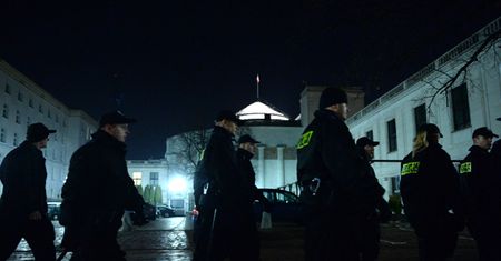 Policja: użyto siły fizycznej wobec osób rzucających się pod koła