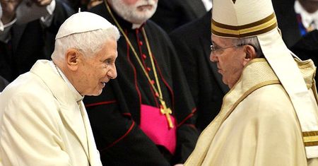 Benedykt XVI dwa lata po rezygnacji: dobrowolna izolacja i cicha obecność