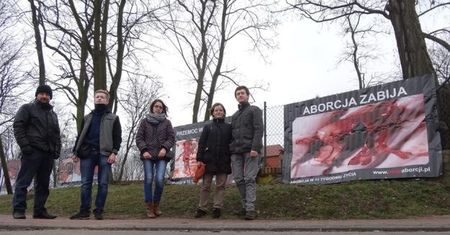 Przy kościele w Kicinie wiszą szokujące plakaty antyaborcyjne