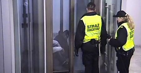 Zamknęli windę na poznańskim dworcu, by nie spali tam bezdomni