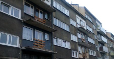 Zabite deskami okna w centrum Wrocławia. Czy jest szansa na zmianę tego widoku?